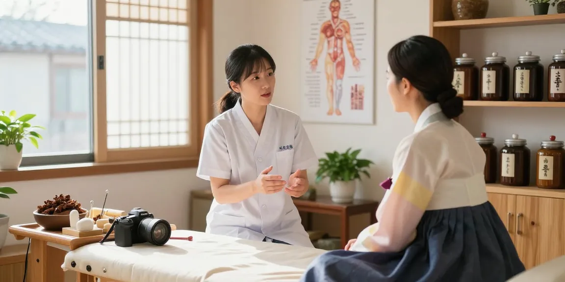 Consultation at 수원교통사고한의원 showcasing a practitioner explaining treatment options with herbal remedies.