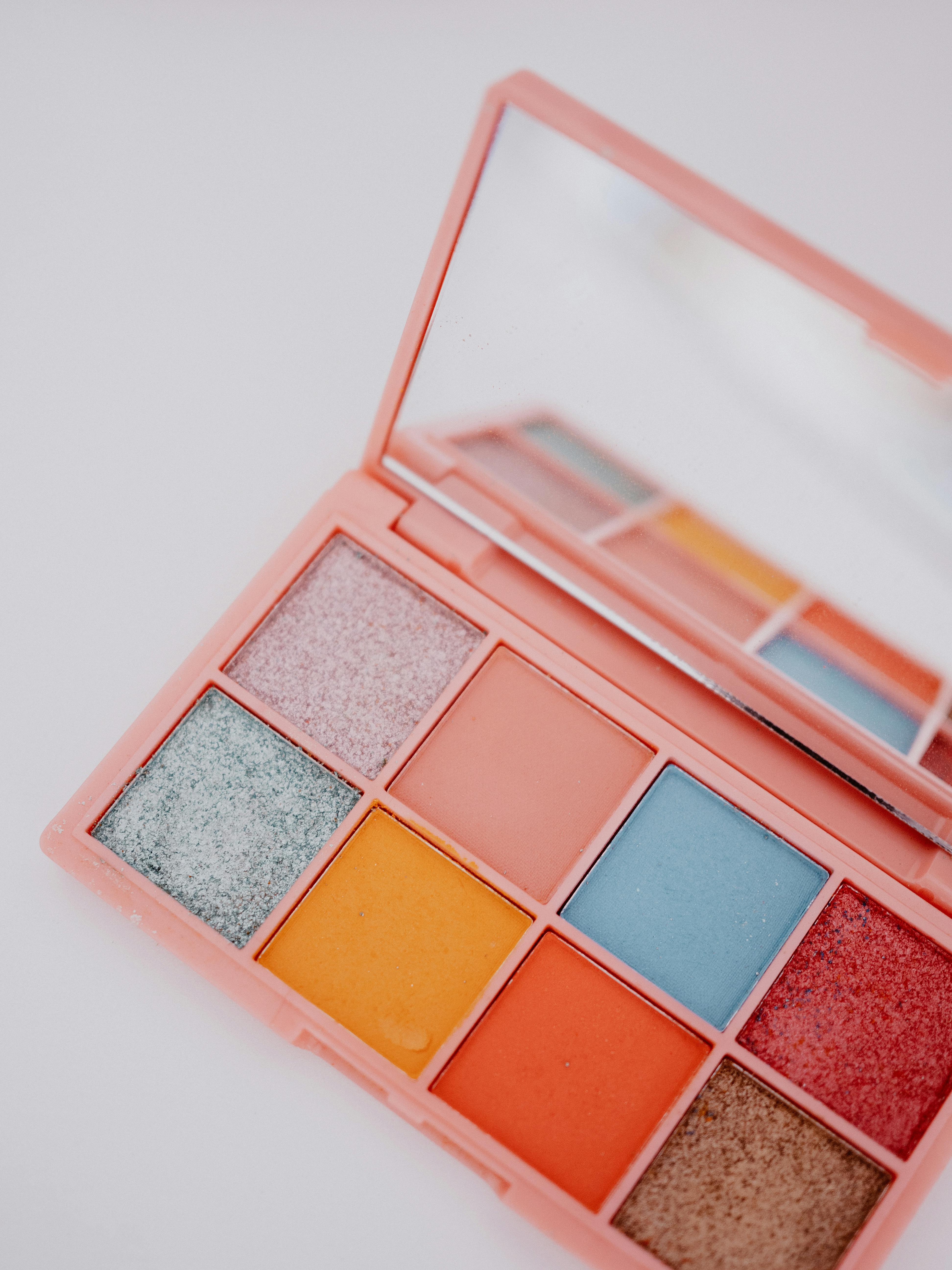 Professional-Quality Glitter Eyeshadow Palette for Creative Makeup Artists