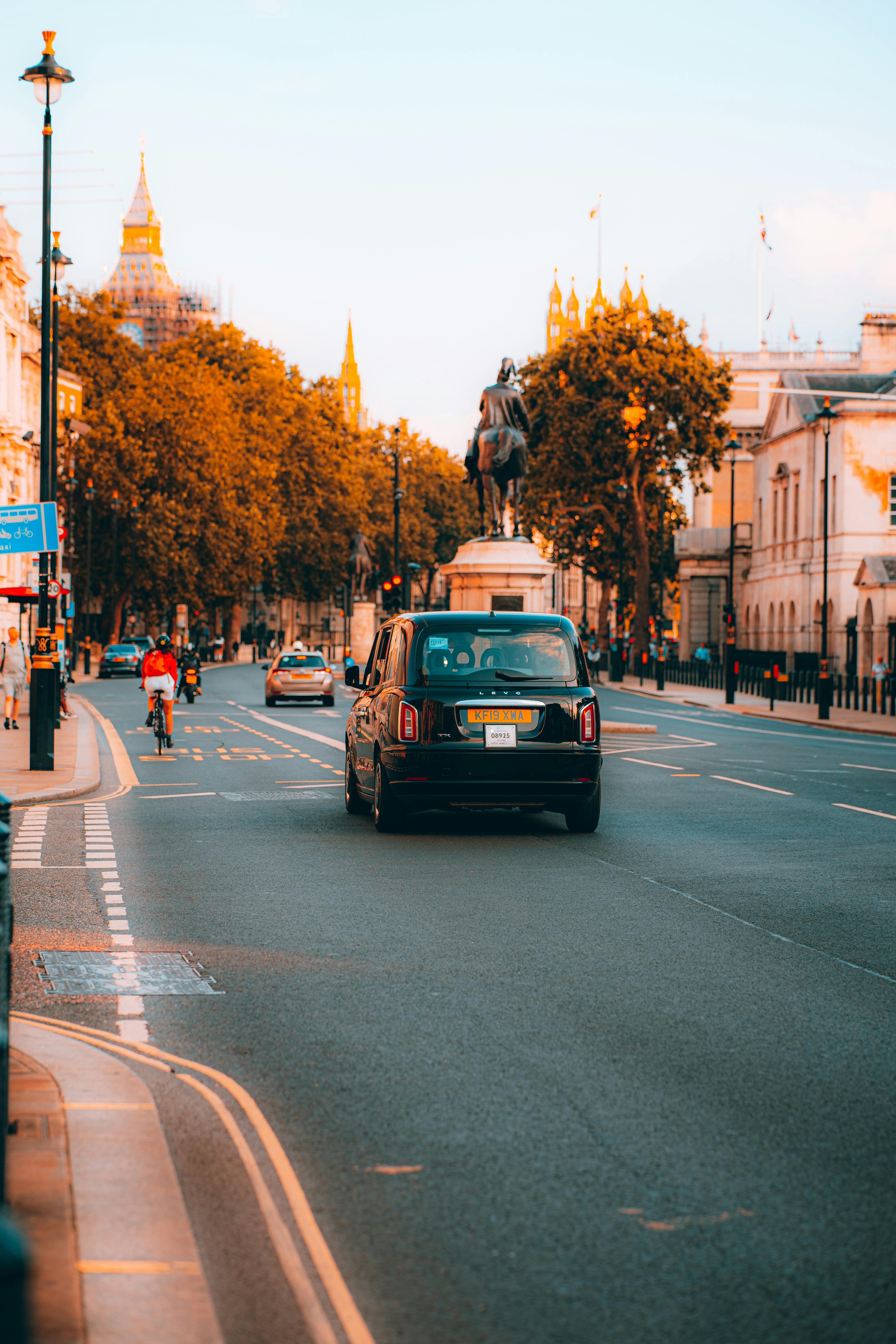 West Byfleet Minicabs to Gatwick – Fast &amp; Reliable