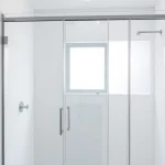 Installer une paroi de douche dans une salle de bain moderne avec élégance et style.