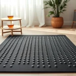 Akupressurmatte auf einem ruhigen Tisch mit natürlichen Lichtverhältnissen und Blumentopf