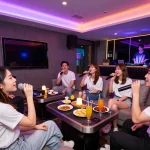 스타일리시한 인테리어와 활기찬 엔터테인먼트가 기다리는 강남퍼펙트 노래방의 생동감 넘치는 분위기를 경험하세요.