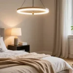 Lustra dormitor modernă suspendată, iluminând un pat confortabil cu perne decorative la fereastră.